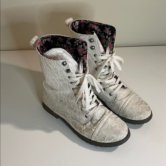 Shoes - White Lace Covered Boots Size 7 ½